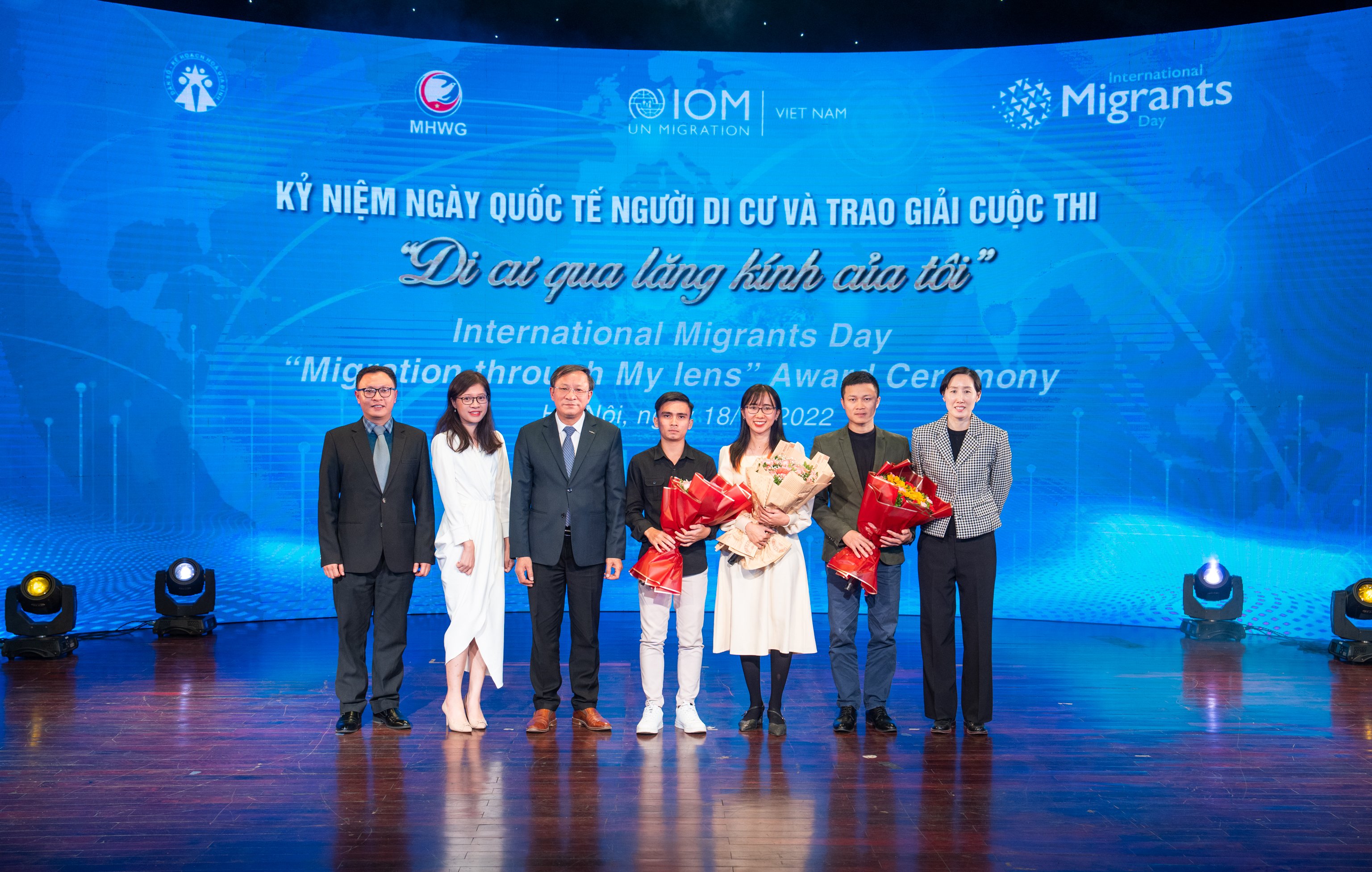 IOM Chief of Mission Park Mihyung announced three winners of the competition “Migration through my lens” held in Viet Nam for the first time. 
