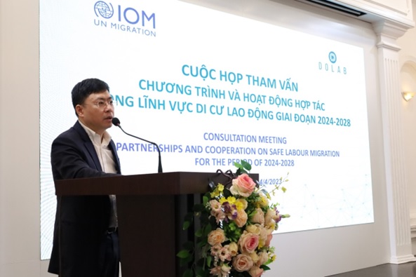 Mr. Dang Si Dung, Deputy Director of DOLAB, delivered his opening remark at the consultation workshop on 14 April, 2023. @Photo by IOM Viet Nam.