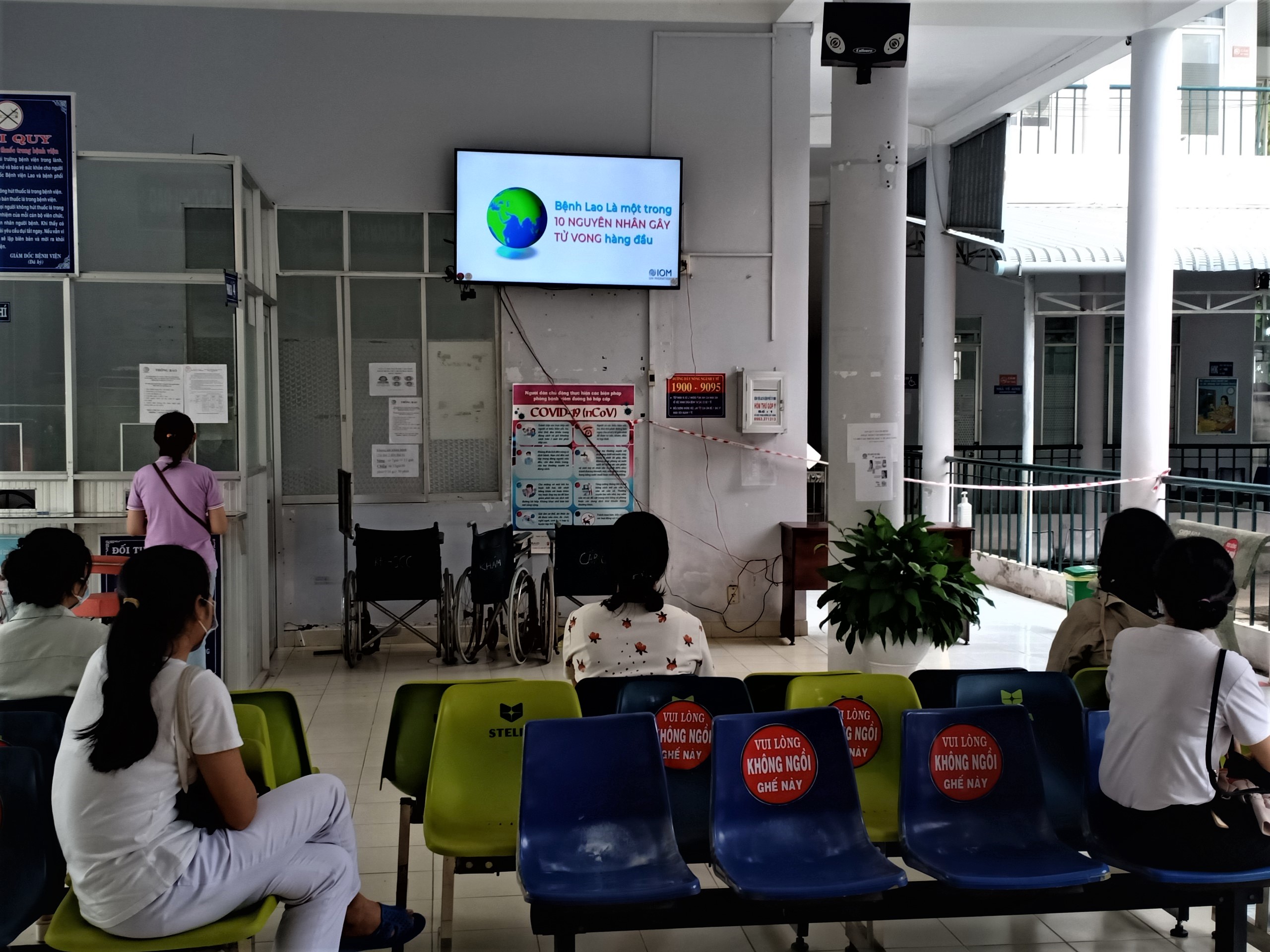 Patients watched a health education video developed by the project. Photo by Lung Hospital in Tay Ninh. 