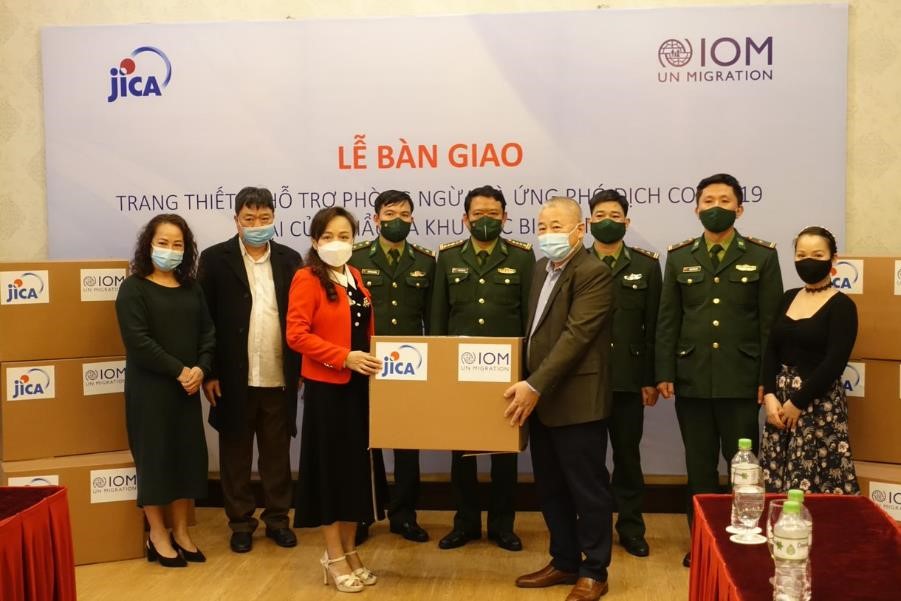 IOM Viet Nam representatives handed over PPE to province partners in Nghe An. Photo by IOM Viet Nam