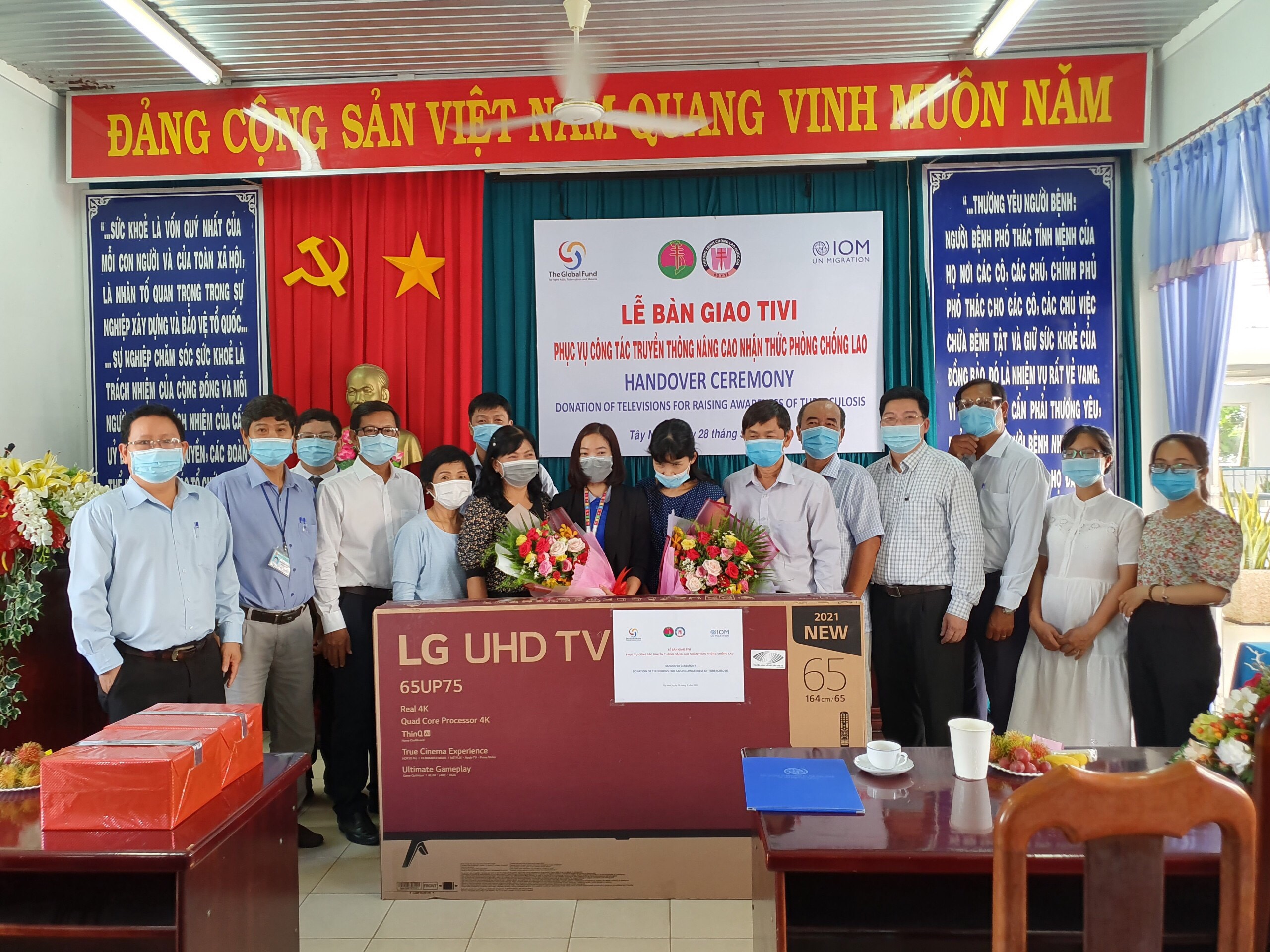 Các cán bộ y tế công cộng trao tặng một chiếc ti-vi do IOM tài trợ tại Tây Ninh. Nguồn ảnh: Bệnh viện Phổi tỉnh Tây Ninh. IOM tài trợ 55 chiếc ti-vi cho các tỉnh An Giang và Tây Ninh.