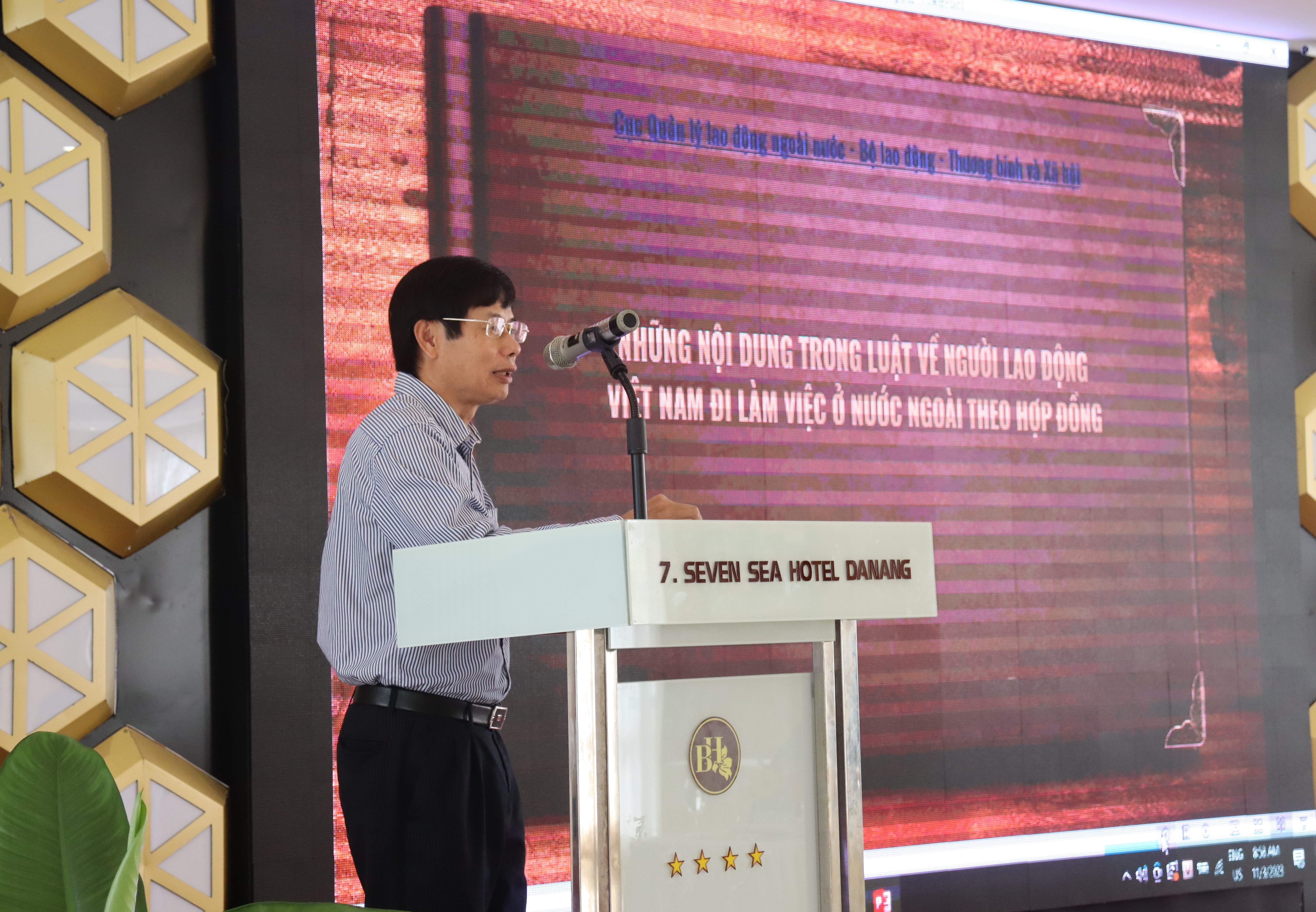 Ông Nguyễn Gia Liêm, Phó Cục trưởng DOLAB, chia sẻ Những nội dung trong luật về người lao động Việt Nam đi làm việc ở nước ngoài theo hợp đồng. Ảnh @ IOM Việt Nam