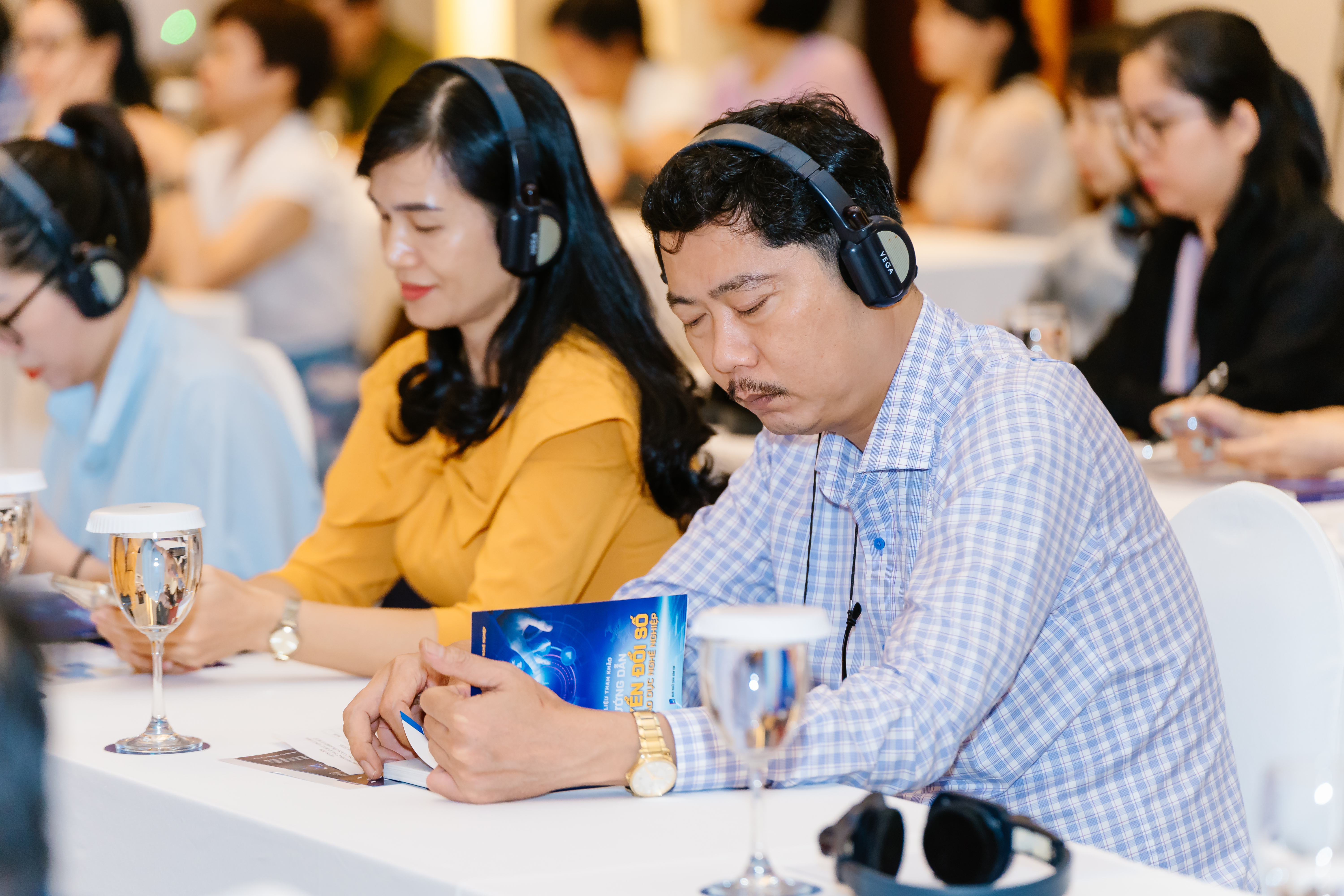 The workshop is attended by nearly 200 participants, both in-person and online, from the Government of Viet Nam, relevant agencies from the central and the provinces, embassies, international organizations, and NGOs.